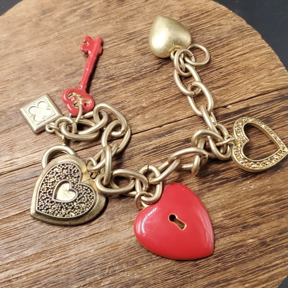 B0507 red hearts queen vintage heart charm bracelet